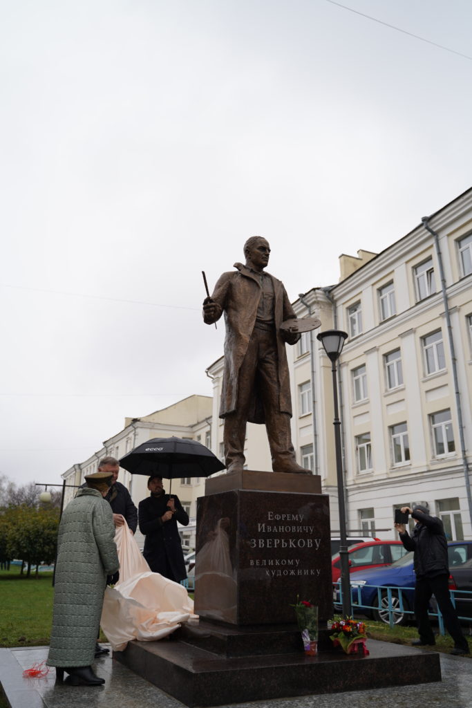 В центре Твери открыли памятник пейзажисту Ефрему Зверькову