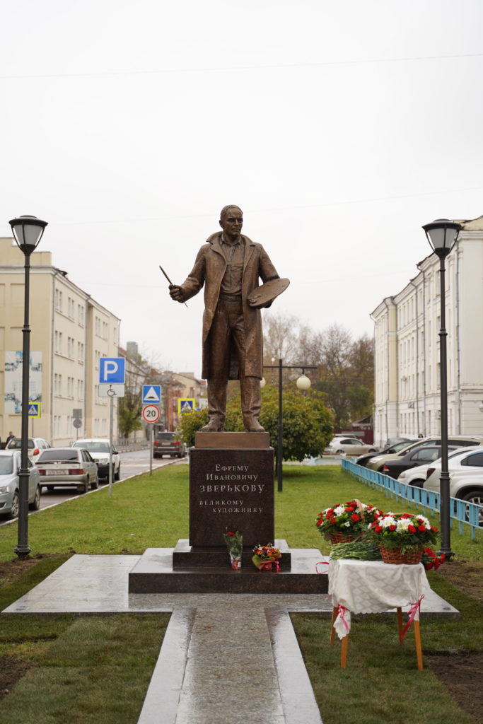 В центре Твери открыли памятник пейзажисту Ефрему Зверькову
