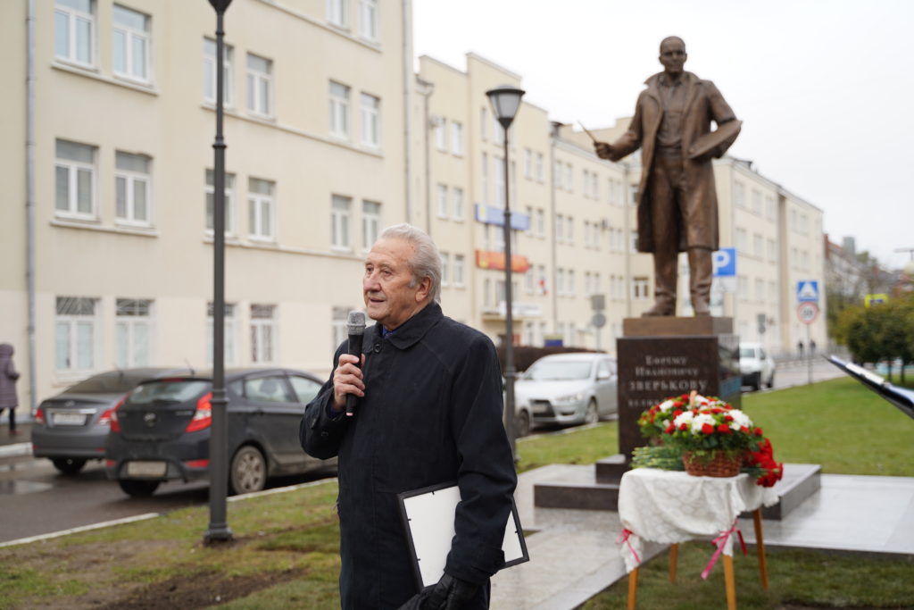 В центре Твери открыли памятник пейзажисту Ефрему Зверькову
