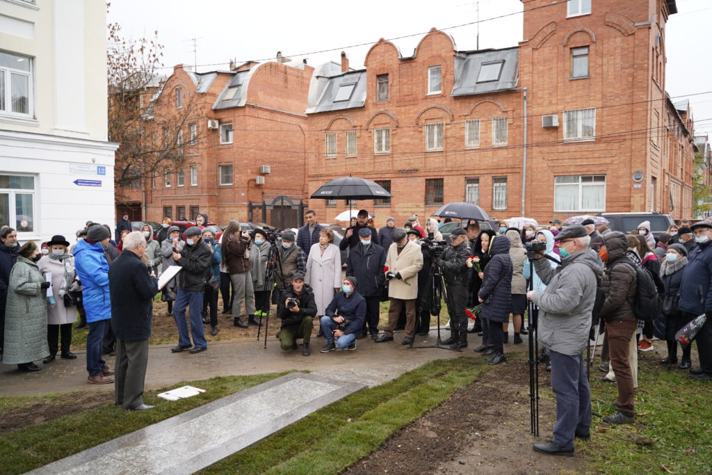 В центре Твери открыли памятник пейзажисту Ефрему Зверькову