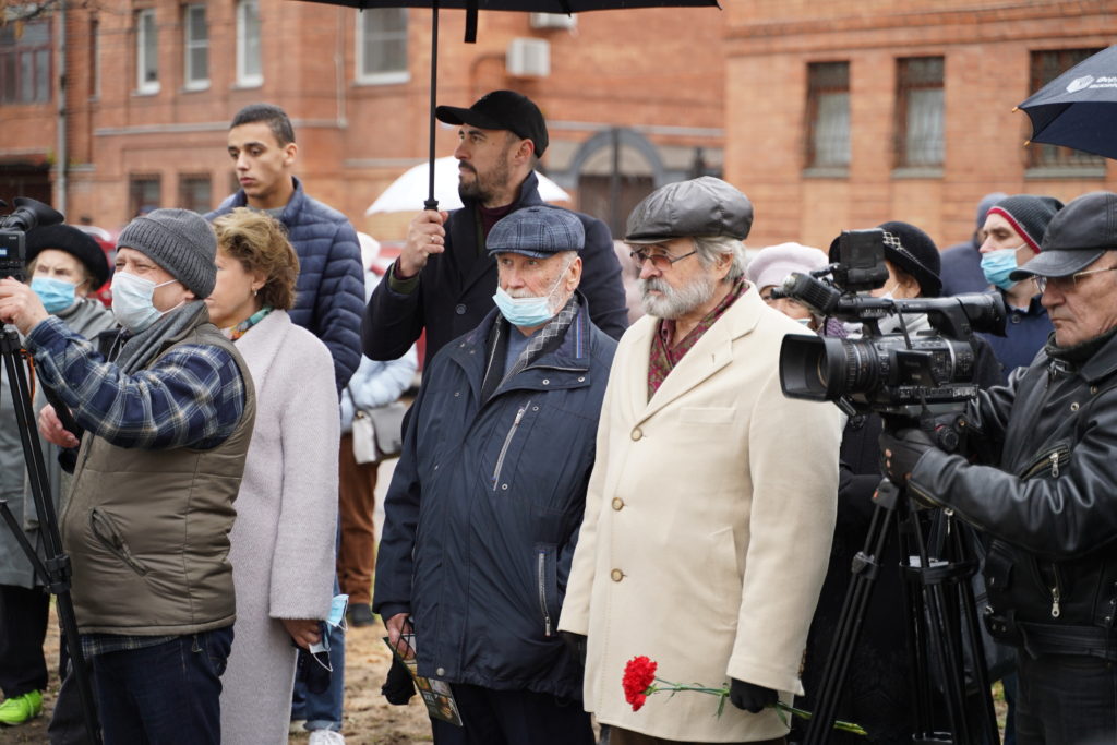В центре Твери открыли памятник пейзажисту Ефрему Зверькову