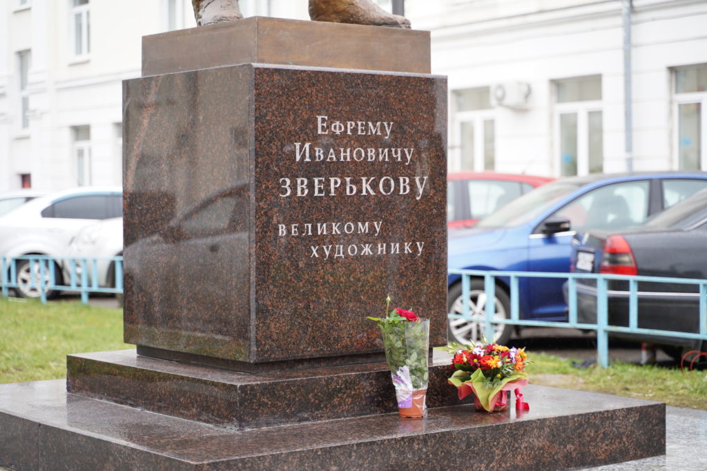 В центре Твери открыли памятник пейзажисту Ефрему Зверькову