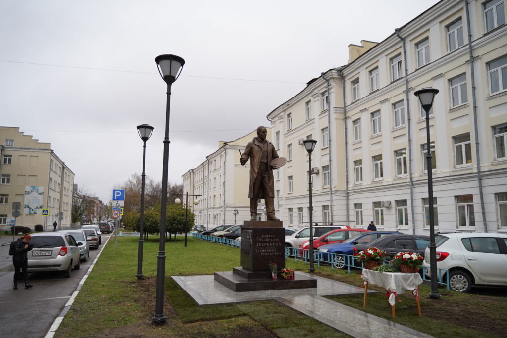 В центре Твери открыли памятник пейзажисту Ефрему Зверькову