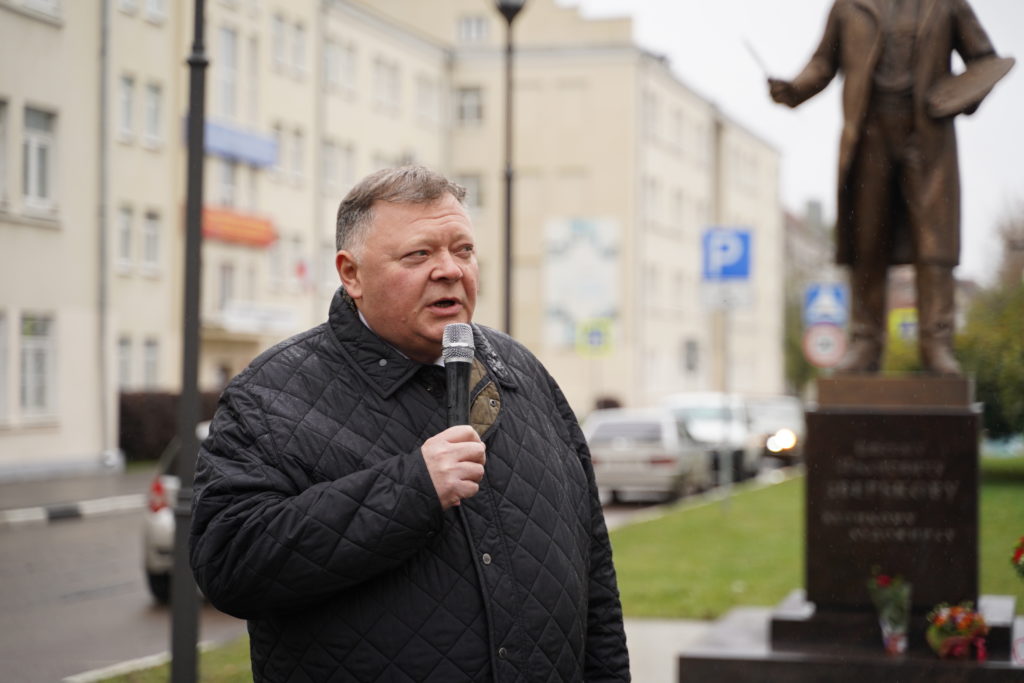 В центре Твери открыли памятник пейзажисту Ефрему Зверькову