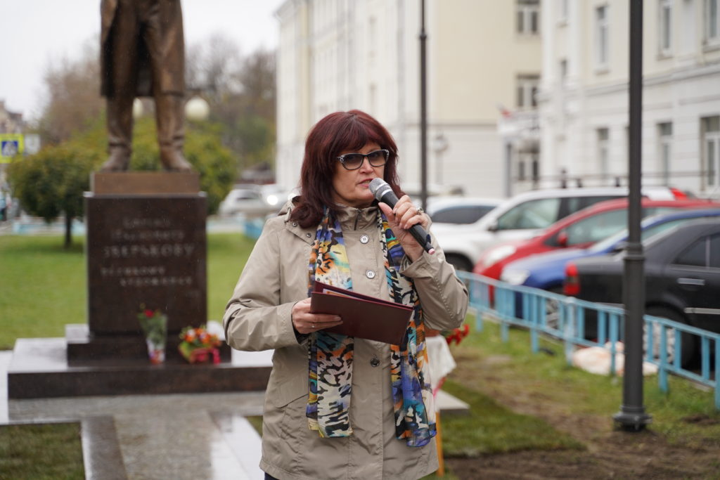 В центре Твери открыли памятник пейзажисту Ефрему Зверькову