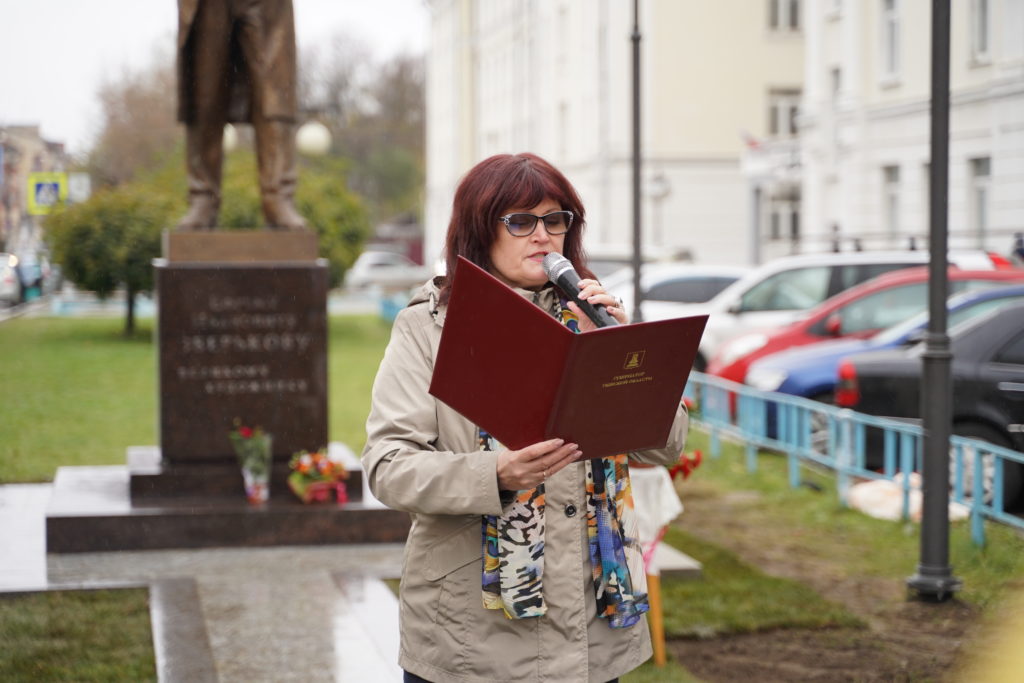 В центре Твери открыли памятник пейзажисту Ефрему Зверькову