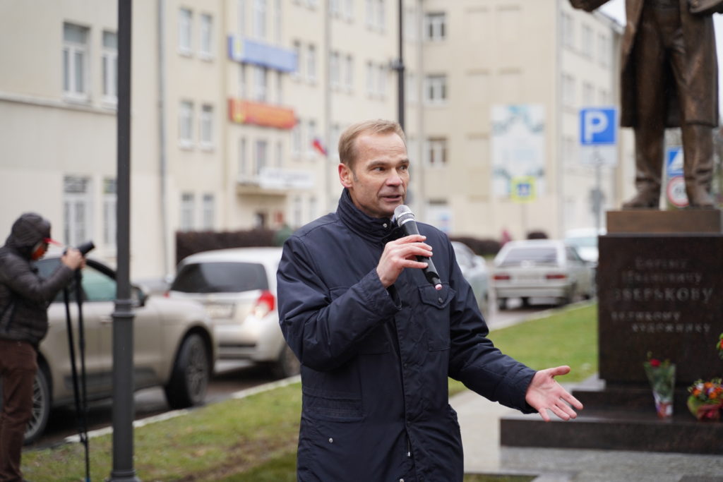 В центре Твери открыли памятник пейзажисту Ефрему Зверькову