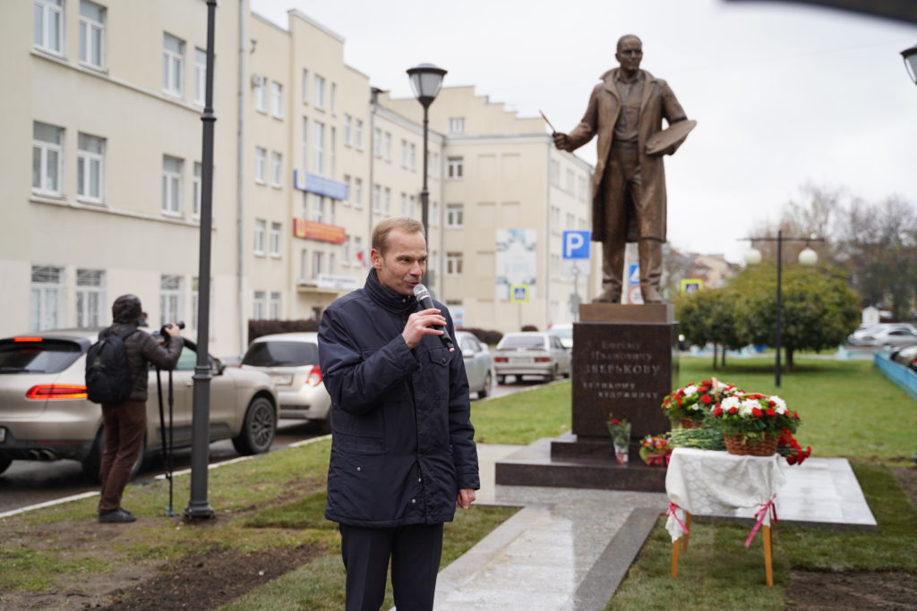 В центре Твери открыли памятник пейзажисту Ефрему Зверькову