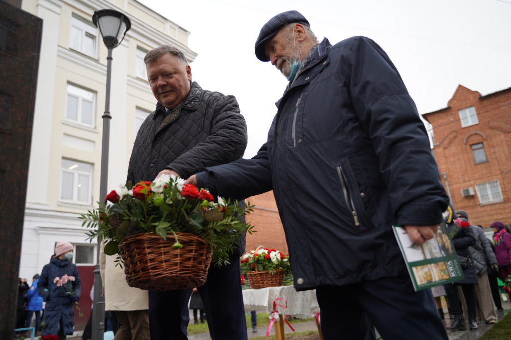 В центре Твери открыли памятник пейзажисту Ефрему Зверькову
