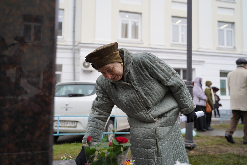 В центре Твери открыли памятник пейзажисту Ефрему Зверькову