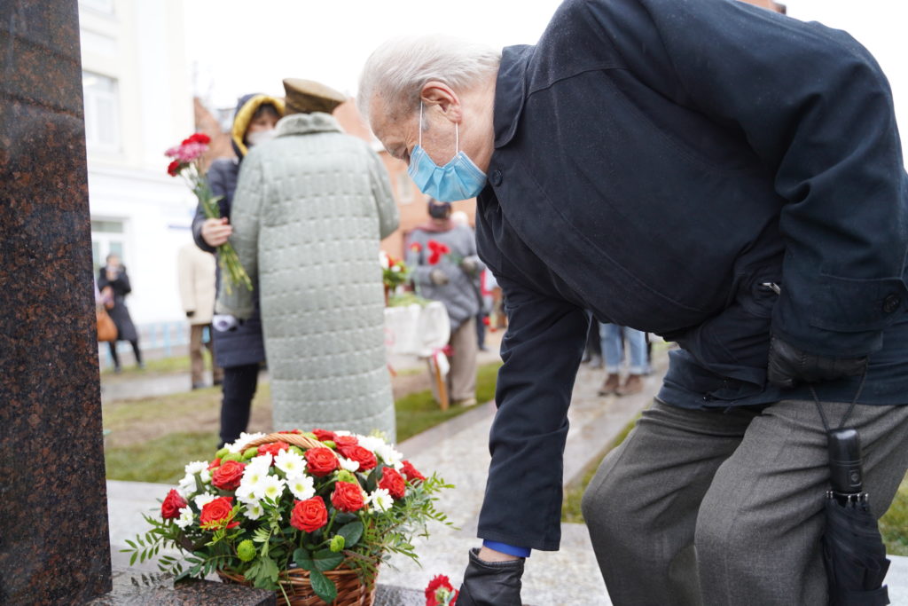 В центре Твери открыли памятник пейзажисту Ефрему Зверькову