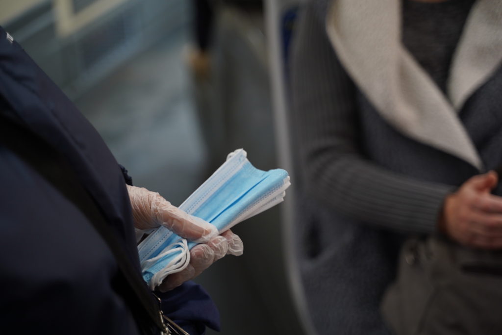 В Твери бесплатно раздают маски пассажирам общественного транспорта В Твери бесплатно раздают маски пассажирам общественного транспорта