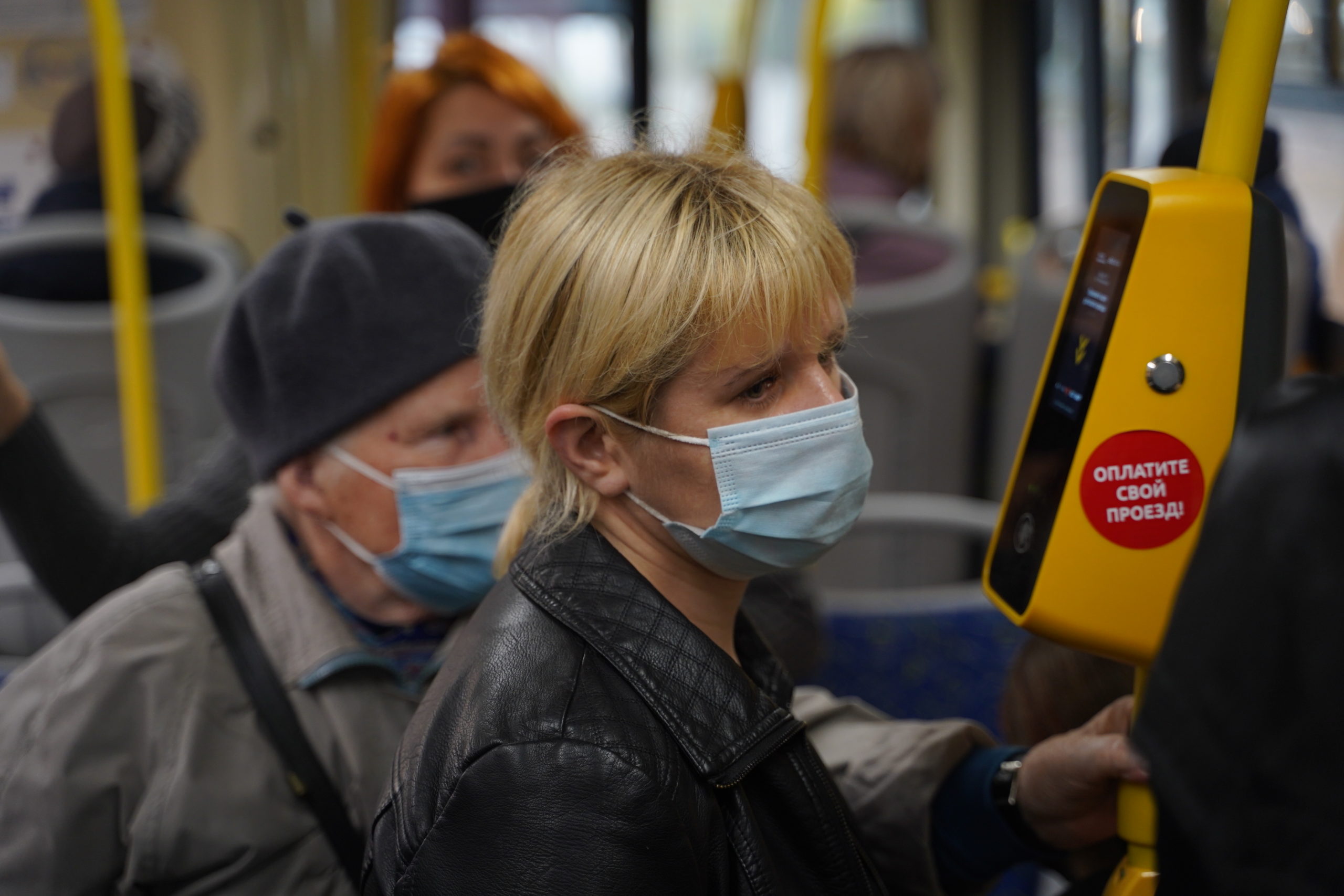 В Твери бесплатно раздают маски пассажирам общественного транспорта