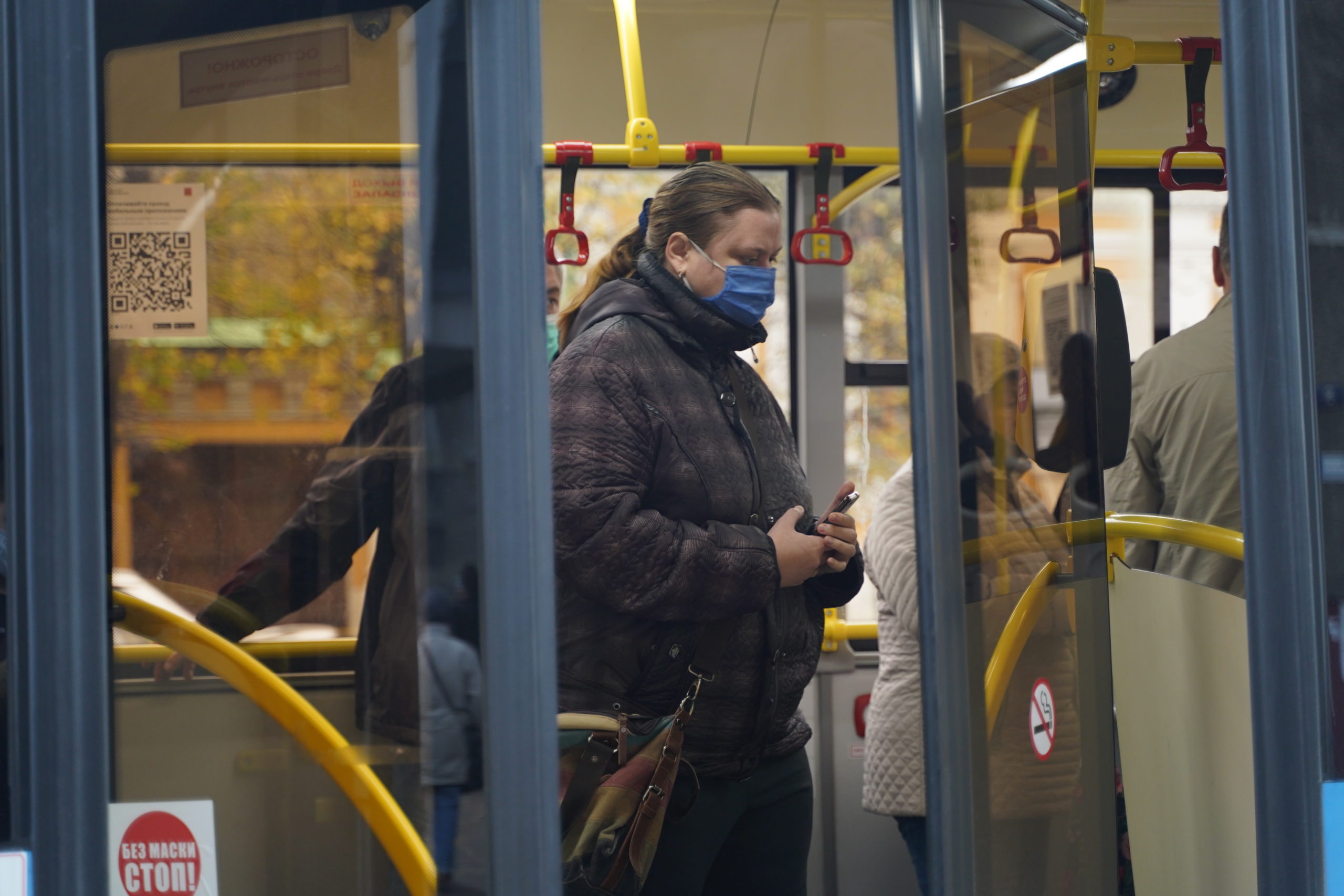 В Твери бесплатно раздают маски пассажирам общественного транспорта