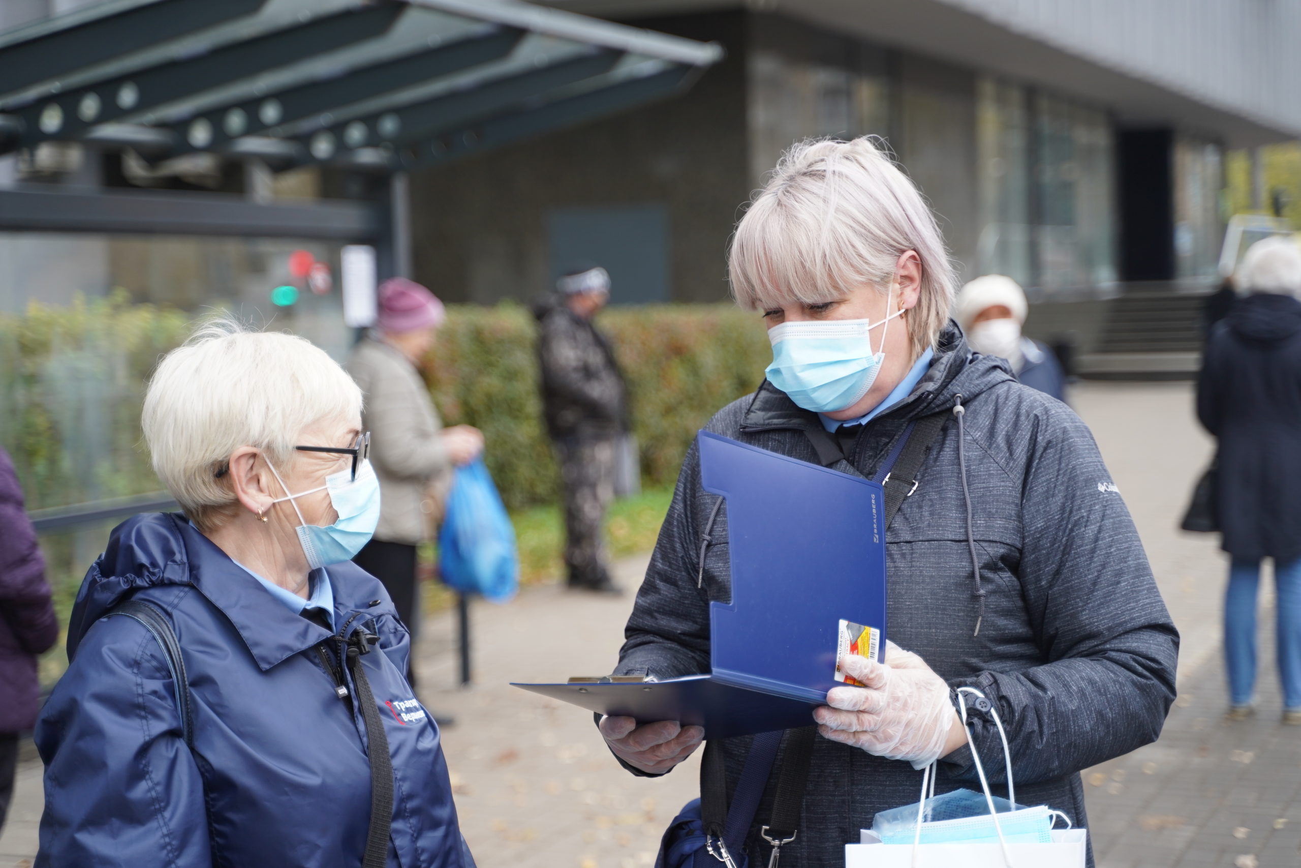 В Твери бесплатно раздают маски пассажирам общественного транспорта