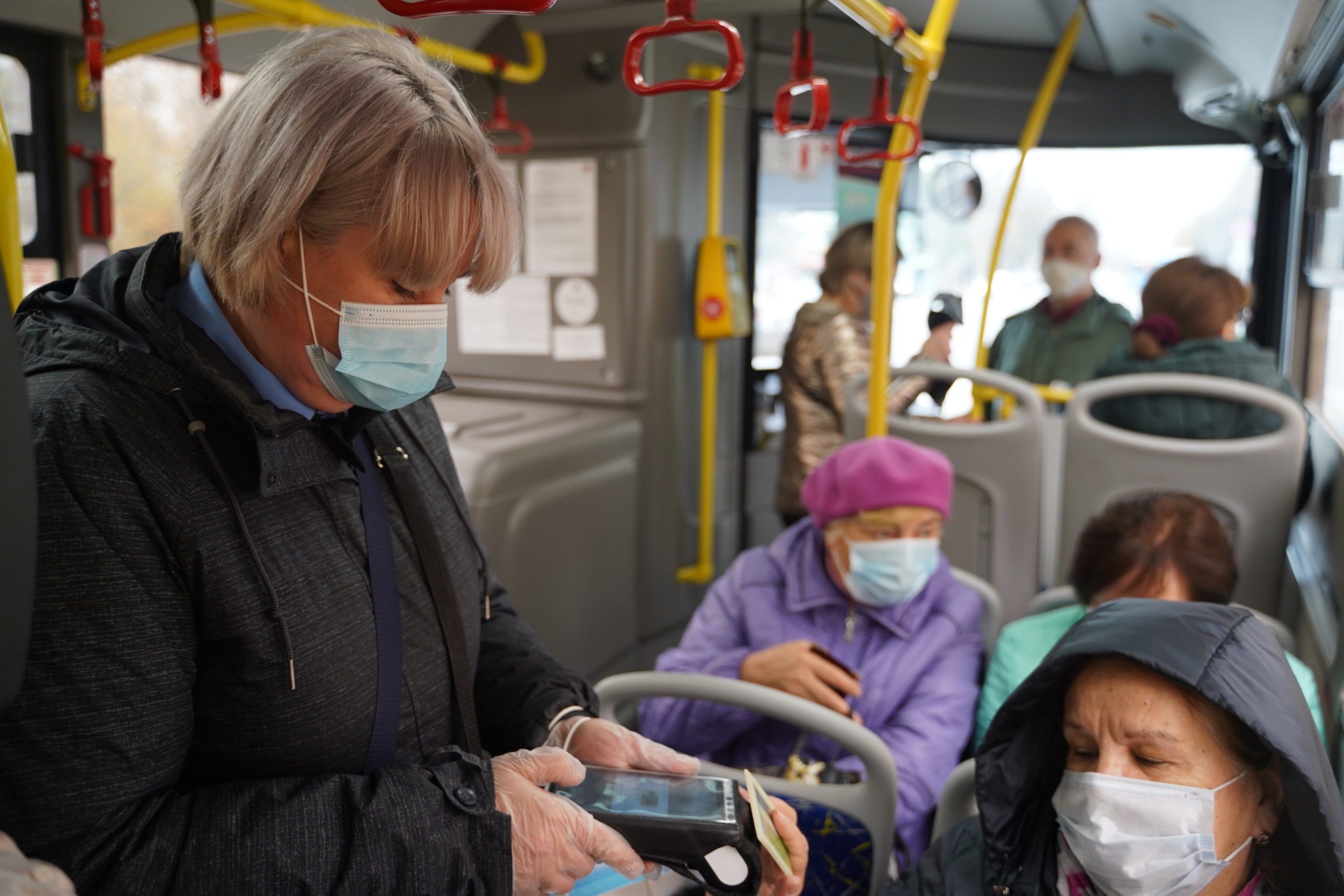 В Твери бесплатно раздают маски пассажирам общественного транспорта
