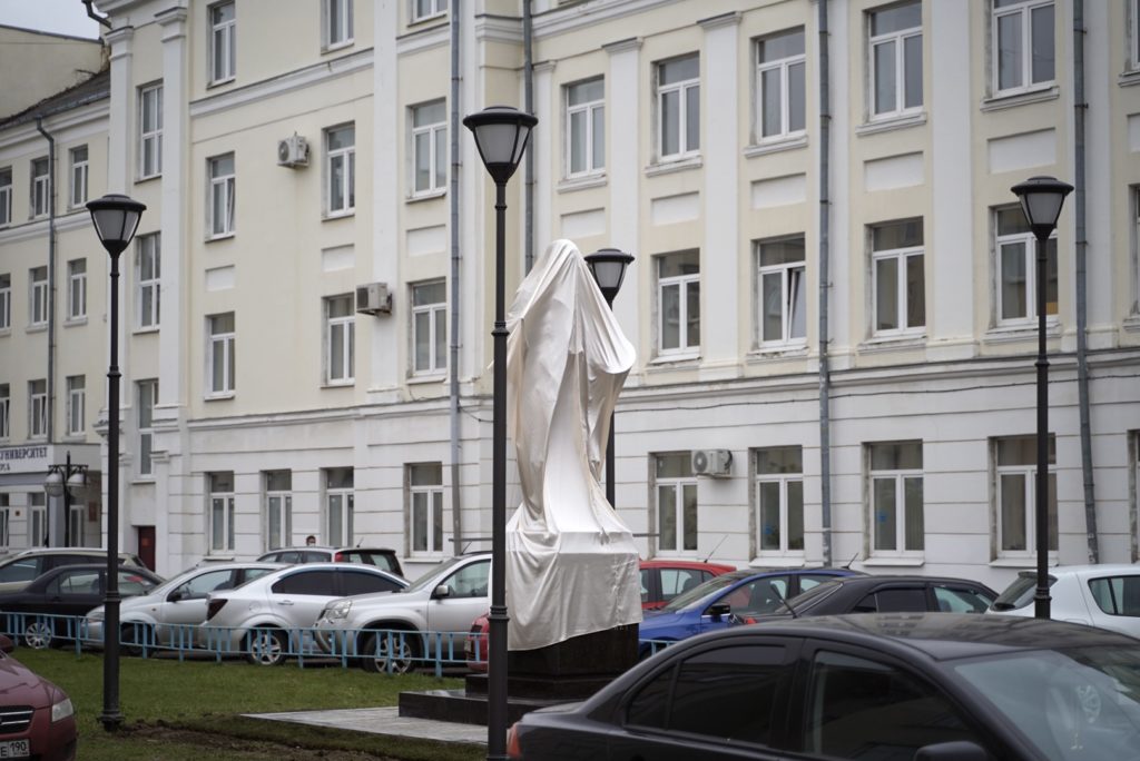 В центре Твери открыли памятник пейзажисту Ефрему Зверькову