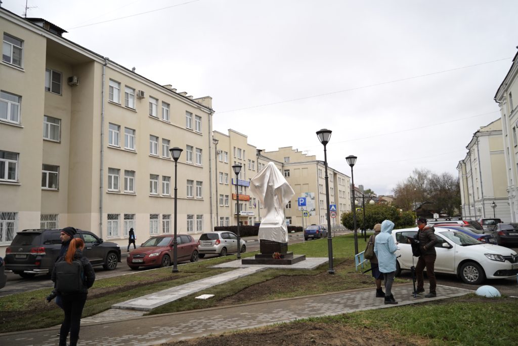 В центре Твери открыли памятник пейзажисту Ефрему Зверькову