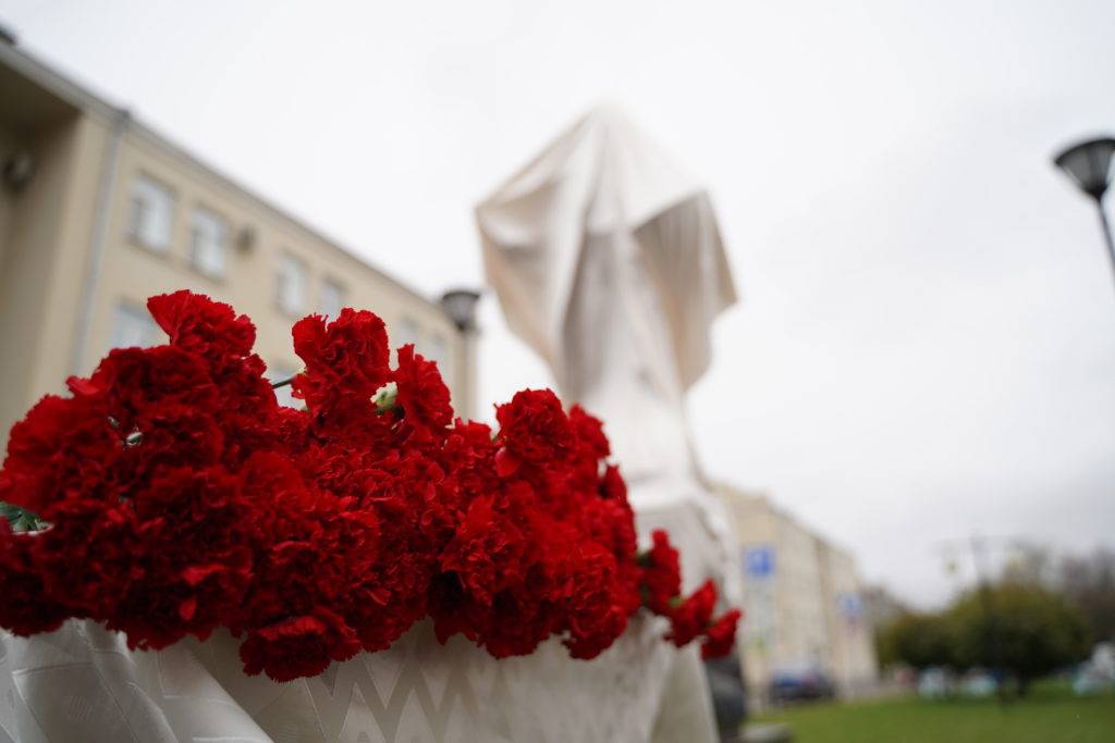В центре Твери открыли памятник пейзажисту Ефрему Зверькову