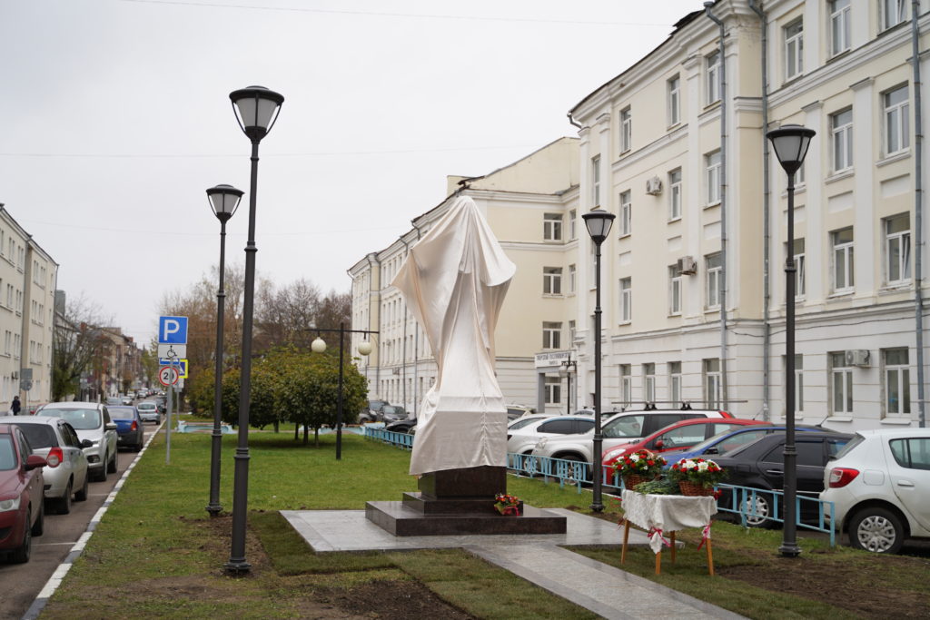 В центре Твери открыли памятник пейзажисту Ефрему Зверькову