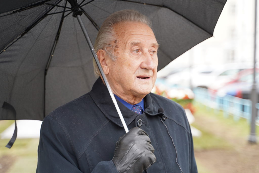 В центре Твери открыли памятник пейзажисту Ефрему Зверькову