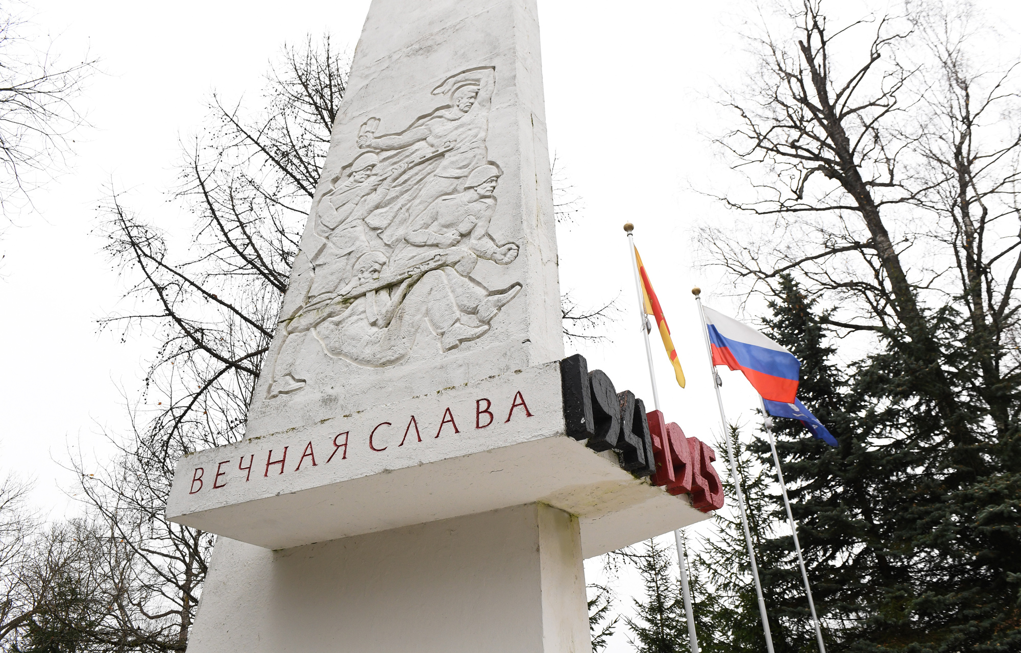 Игорь Руденя в Сонково возложил цветы к Обелиску Славы