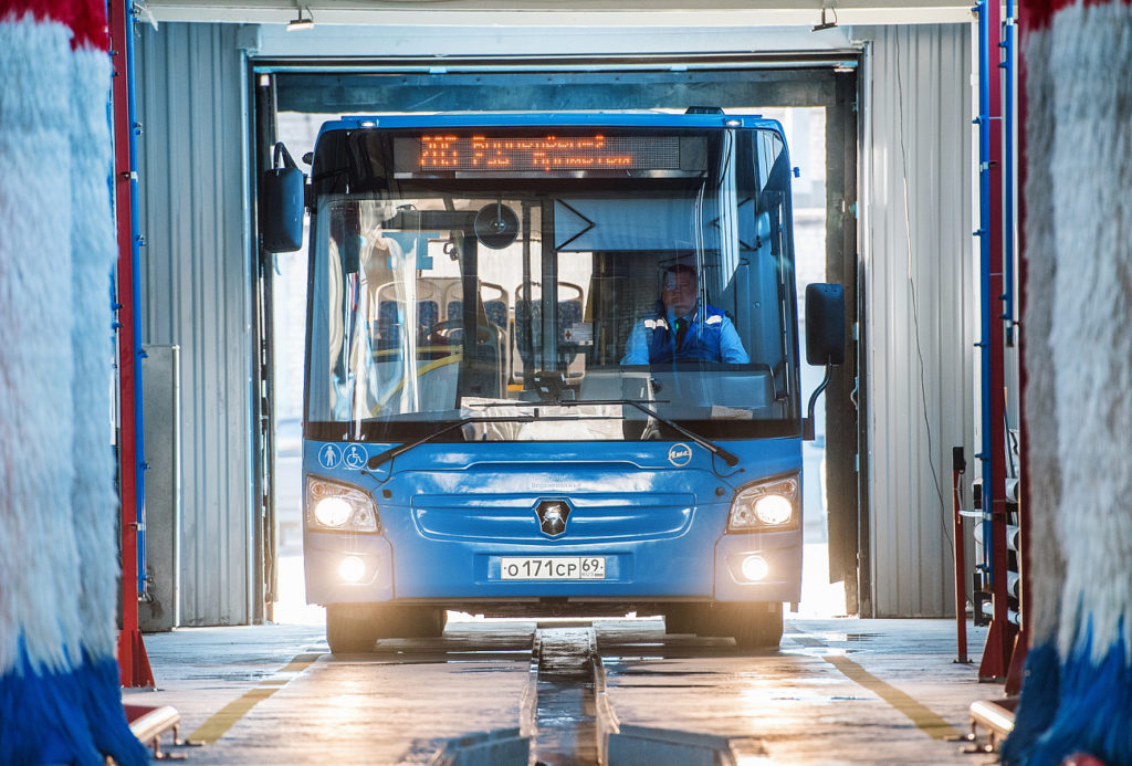 Школьникам Калининского района рассказали о профессии водителя и показали, как устроены новые автобусы