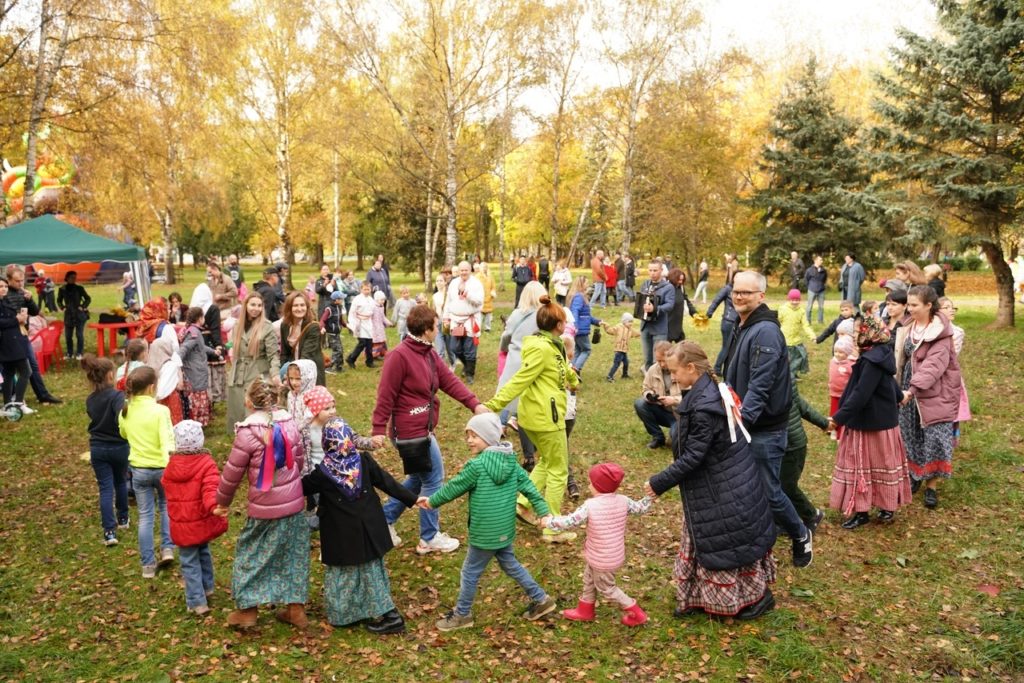 Фото хоровода и золотой осени: Покров отпраздновали в Парке Победы Твери