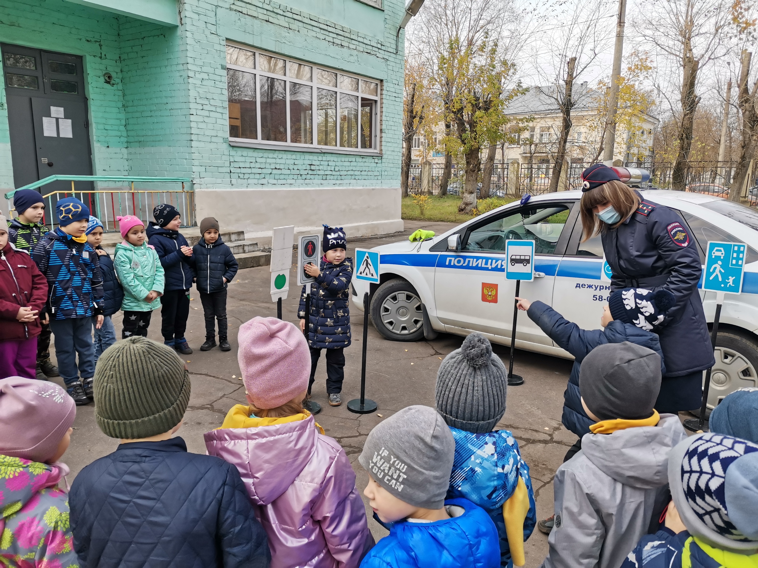 Тверские автоинспекторы учат малышей правилам ПДД