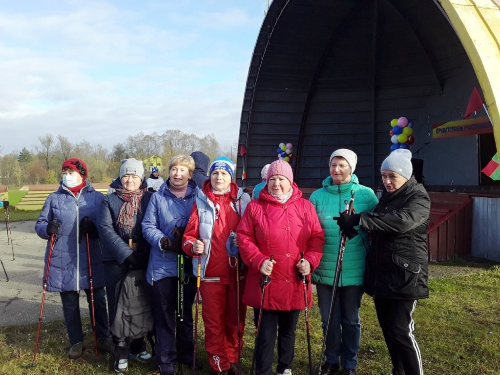 В Тверской области для пенсионеров организовали занятия  по скандинавской ходьбе