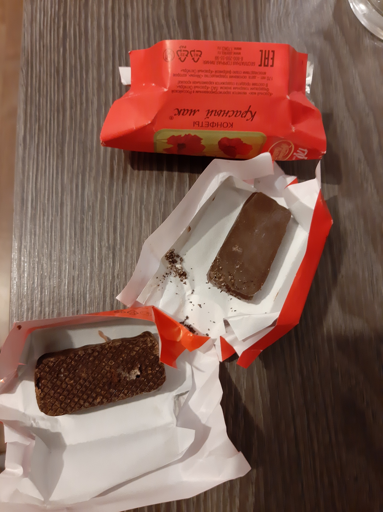 В Твери женщина нашла в купленных конфетах червя