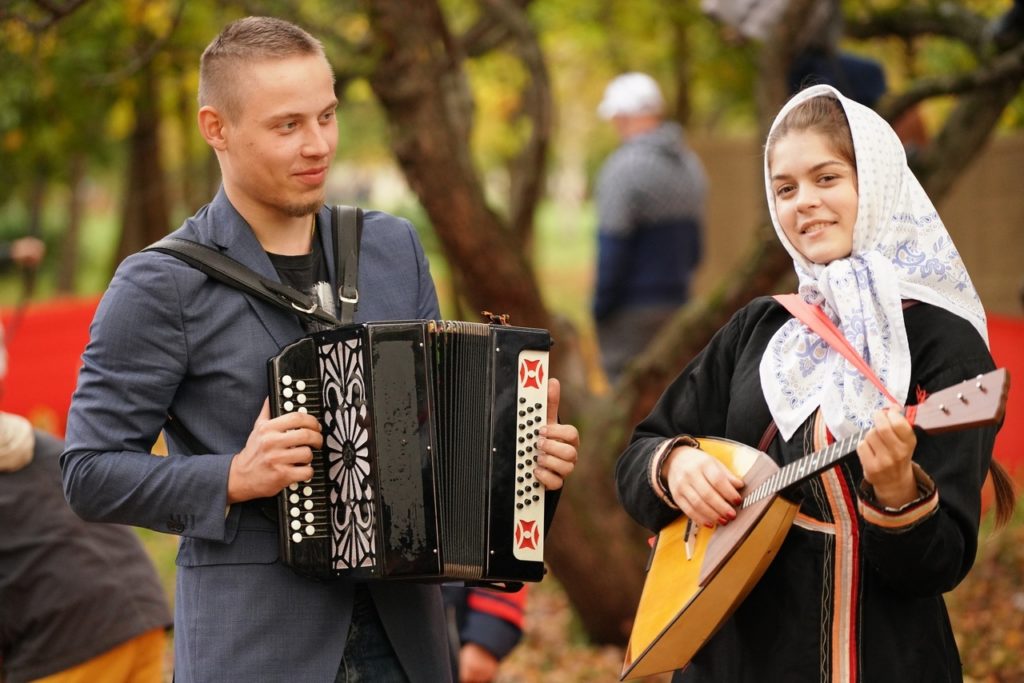 Фото хоровода и золотой осени: Покров отпраздновали в Парке Победы Твери