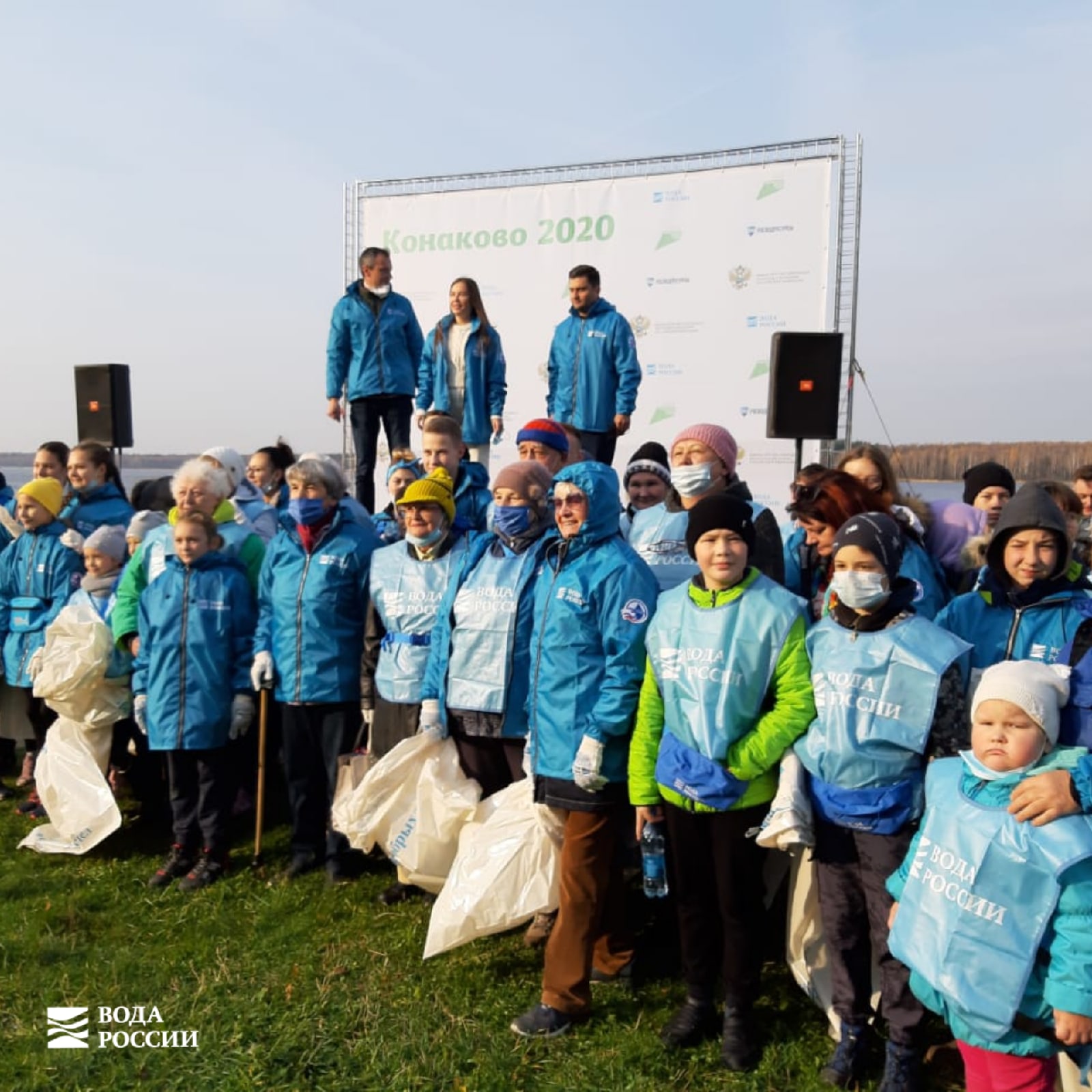 Звезда "Уральских пельменей" Юлия Михалкова помогла очистить берег Волги в Тверской области