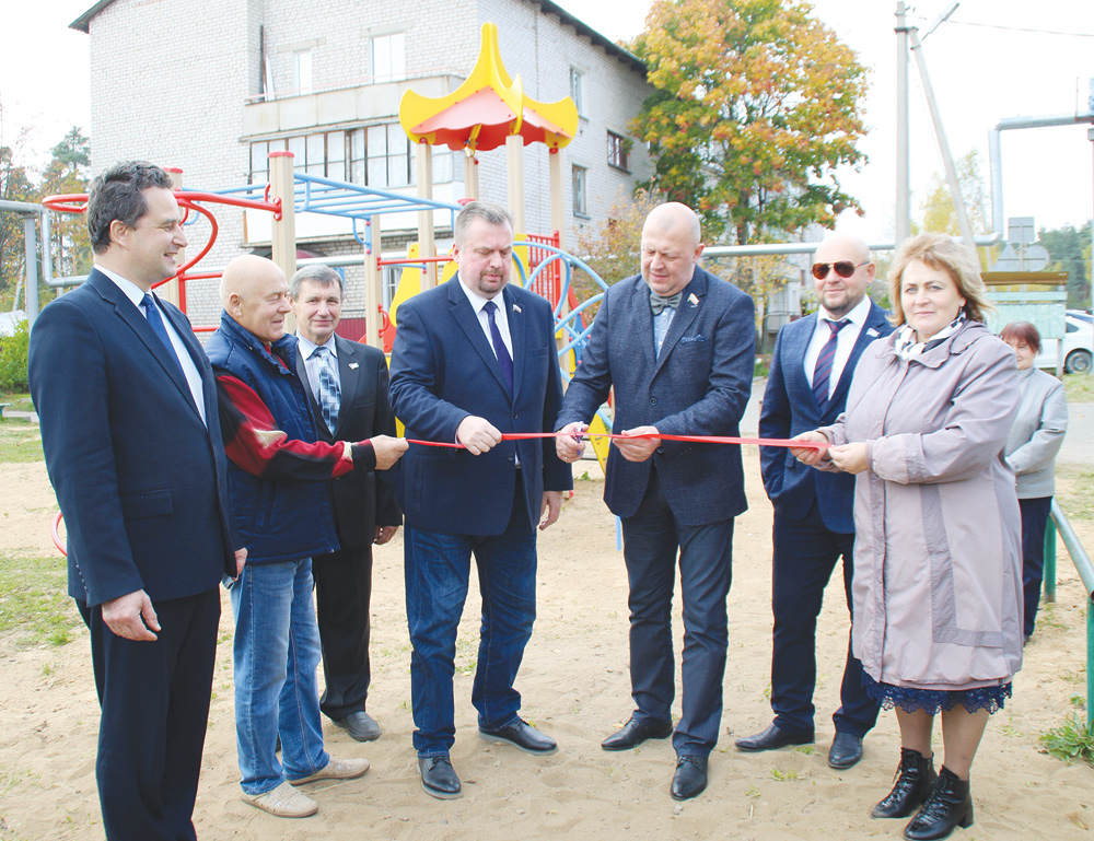 В Жарковском районе открыли современную детскую площадку В Жарковском районе открыли современную детскую площадку