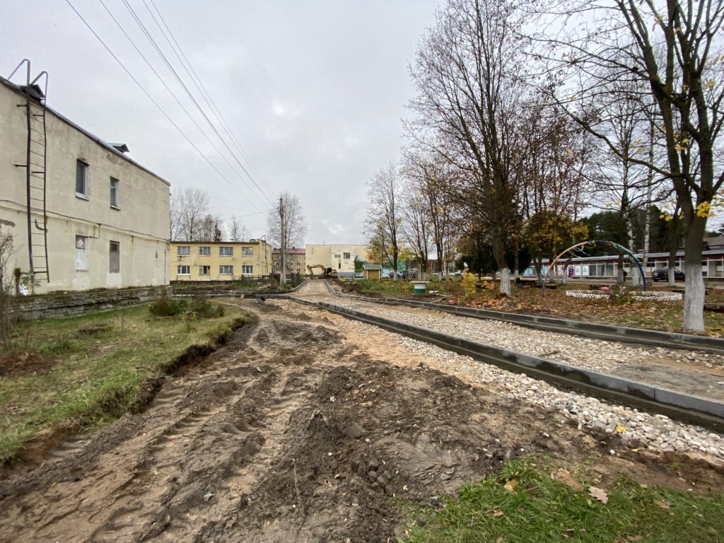 Была грунтовка, теперь - асфальт и парковка: дорожники стараются в селе под Тверью