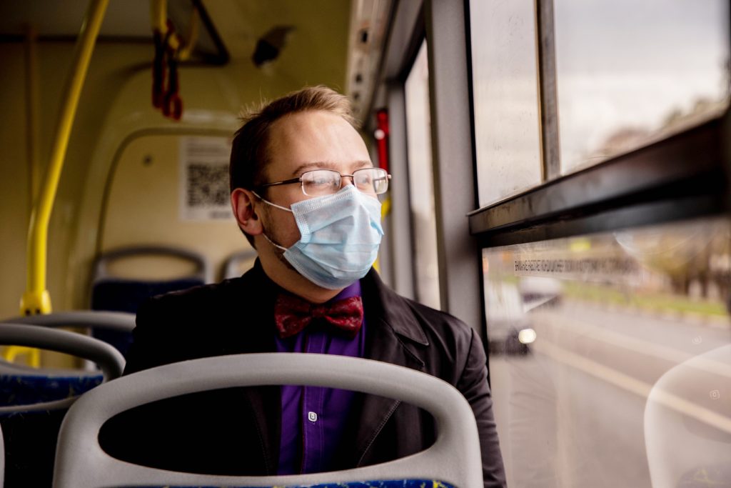 Жители и гости Тверской области с 12 октября обязаны носить защитные маски