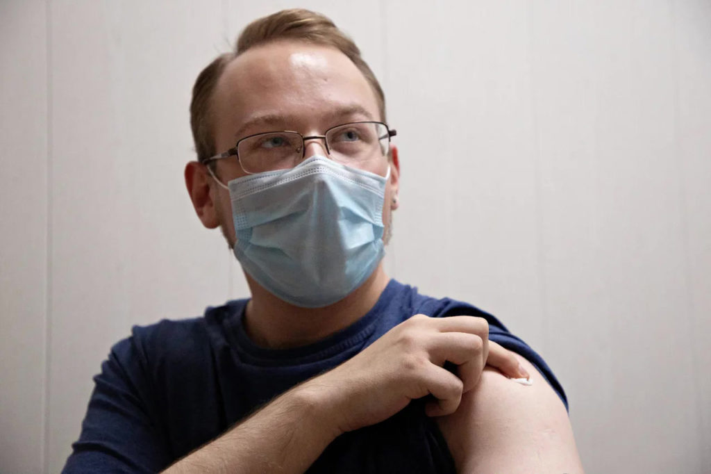 Первый пошёл: в Тверской области добровольцы привились от коронавируса и прислушиваются к ощущениям