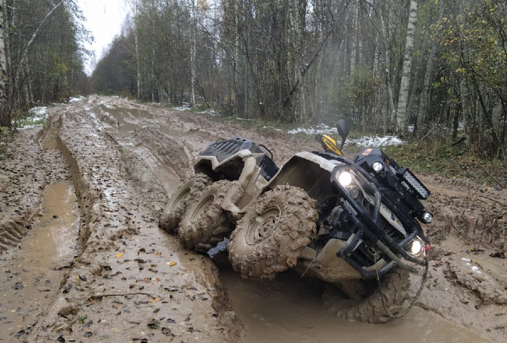 Джипер из Тверской области прорвался через непролазную грязь к воинским захоронениям Джипер из Тверской области прорвался через непролазную грязь к воинским захоронениям