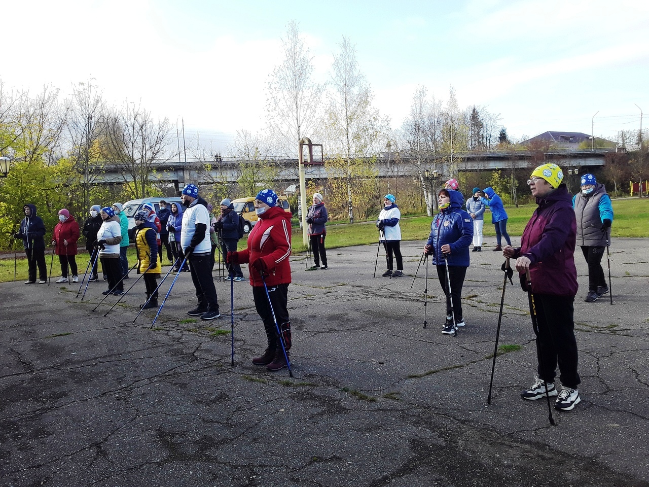 В Тверской области для пенсионеров организовали занятия  по скандинавской ходьбе