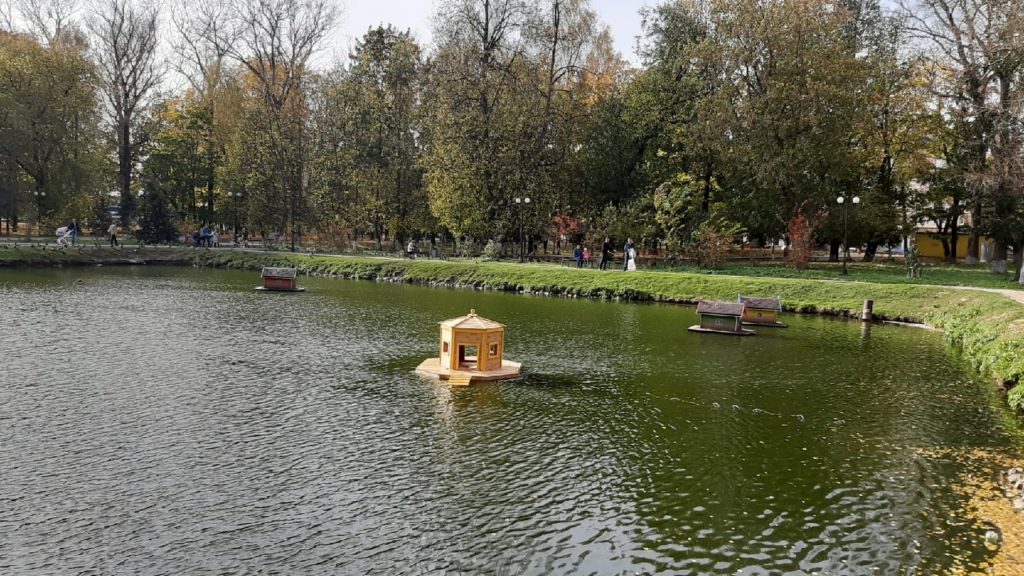 В Ржеве спустили на воду плавающий домик для уточек, изготовленный в ИК-7