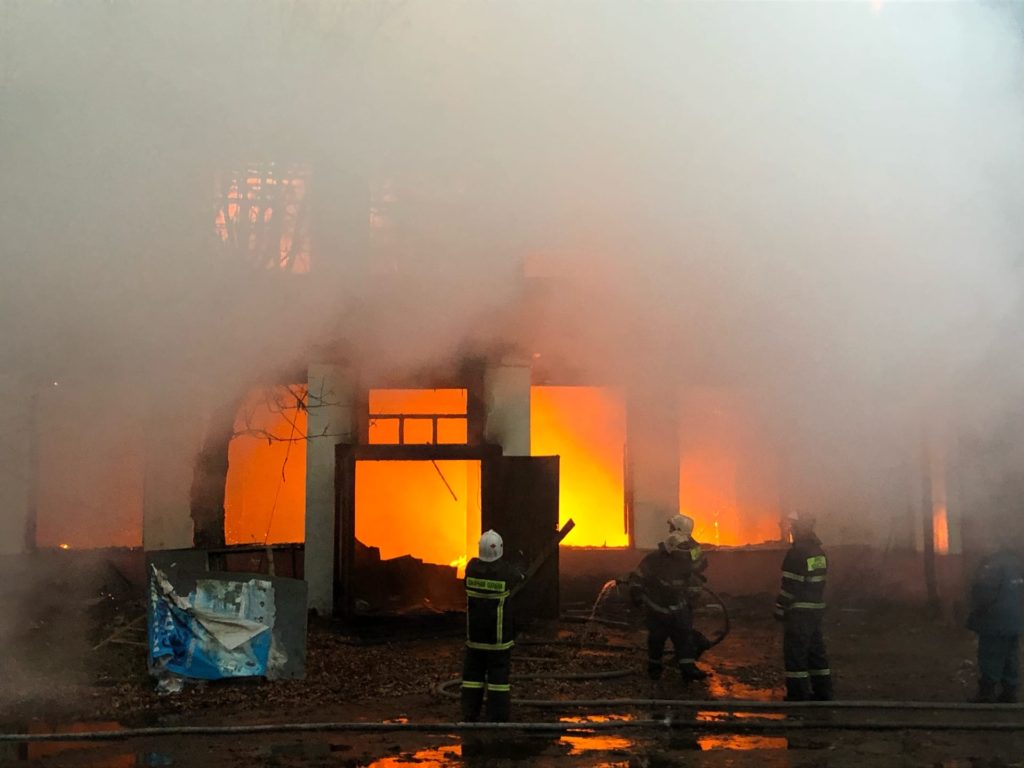 Сильнейший пожар охватил промышленные здания в Заволжском районе Твери