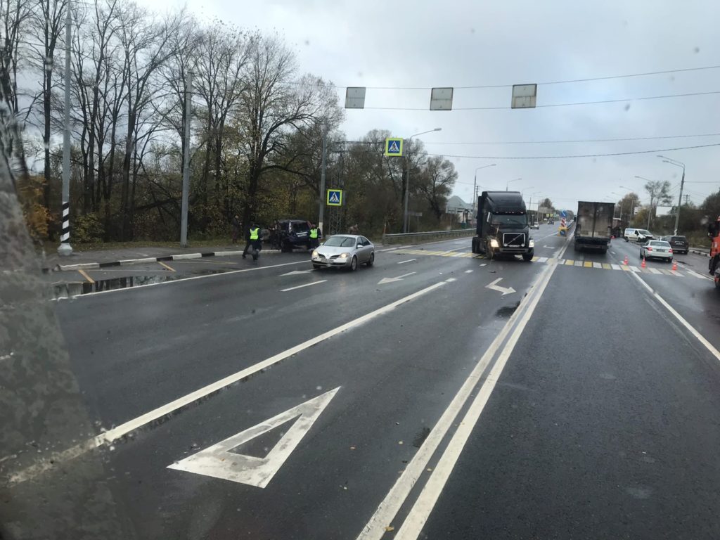 Велосипедист не увернулся от фургона, а тот - от грузоперевозчика на трассе под Тверью Велосипедист не увернулся от фургона, а тот - от грузоперевозчика на трассе под Тверью