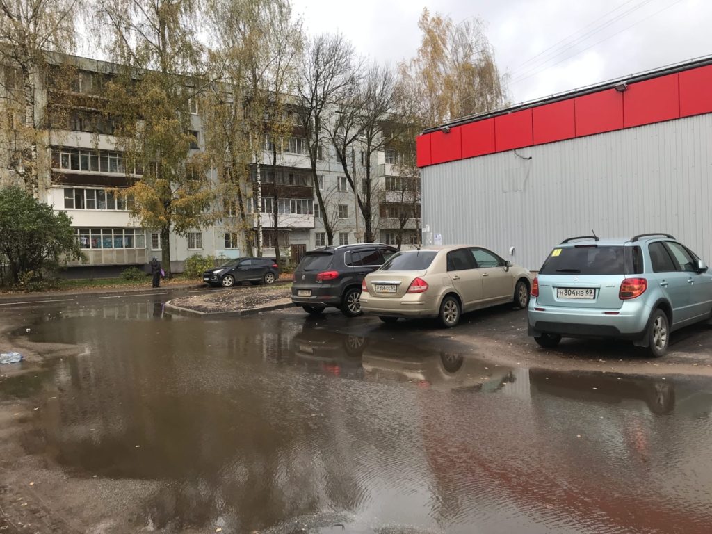 Подарили бассейн: рабочие уложили новый асфальт, но не сделали ливнёвки на улице в Твери