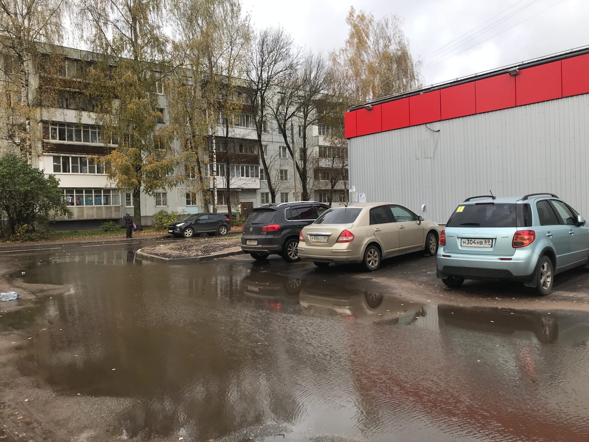 Подарили бассейн: рабочие уложили новый асфальт, но не сделали ливнёвки на улице в Твери Подарили бассейн: рабочие уложили новый асфальт, но не сделали ливнёвки на улице в Твери