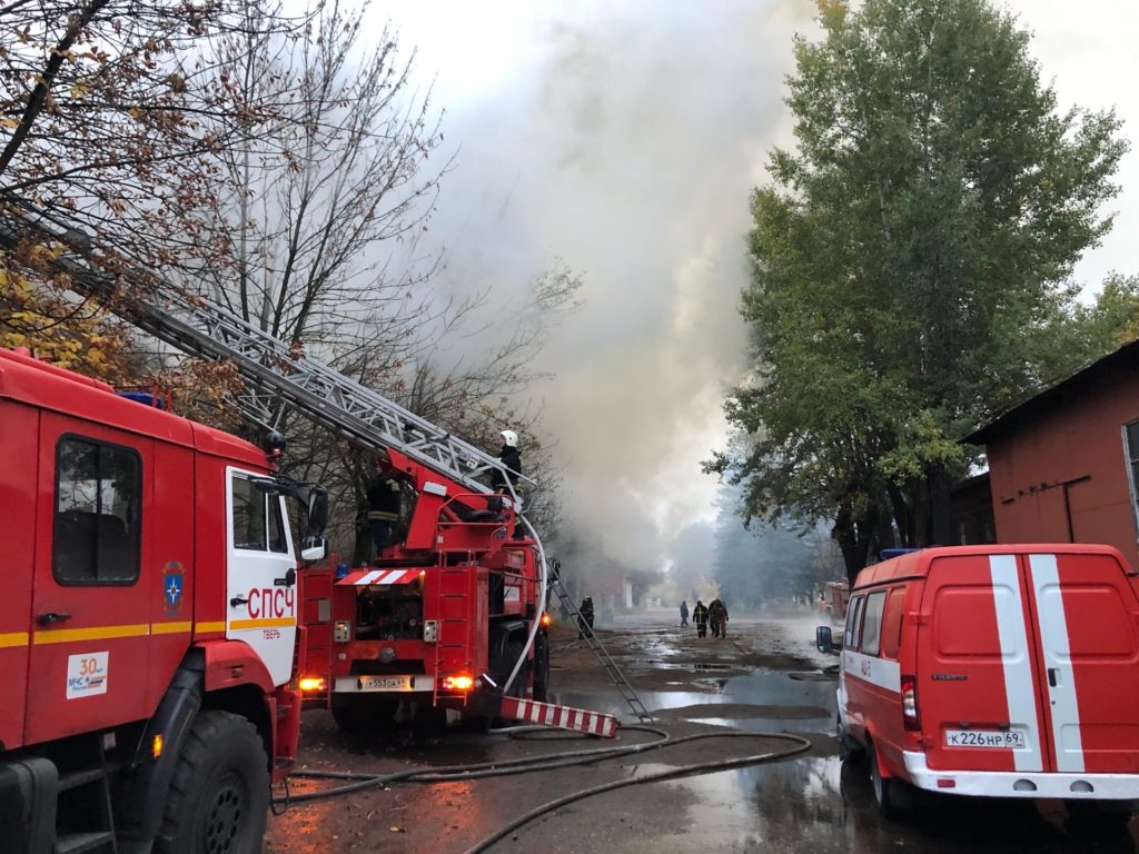 Появилось видео с сильнейшего пожара в промзоне Твери