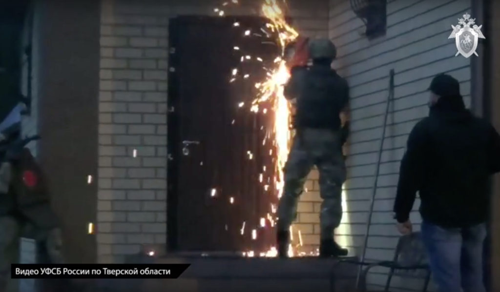 Оперативное видео: спецслужбы штурмом взяли дом подозреваемого в даче взятки в Тверской области Оперативное видео: спецслужбы штурмом взяли дом подозреваемого в даче взятки в Тверской области