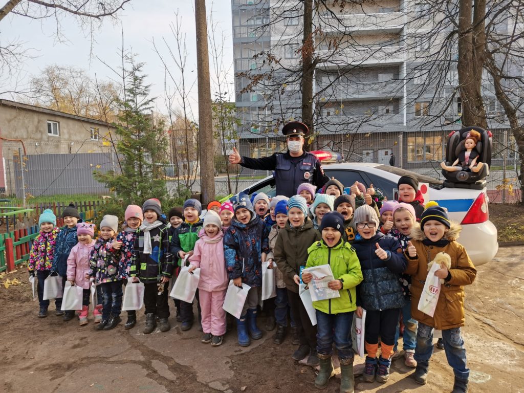 Тверские автоинспекторы учат малышей правилам ПДД