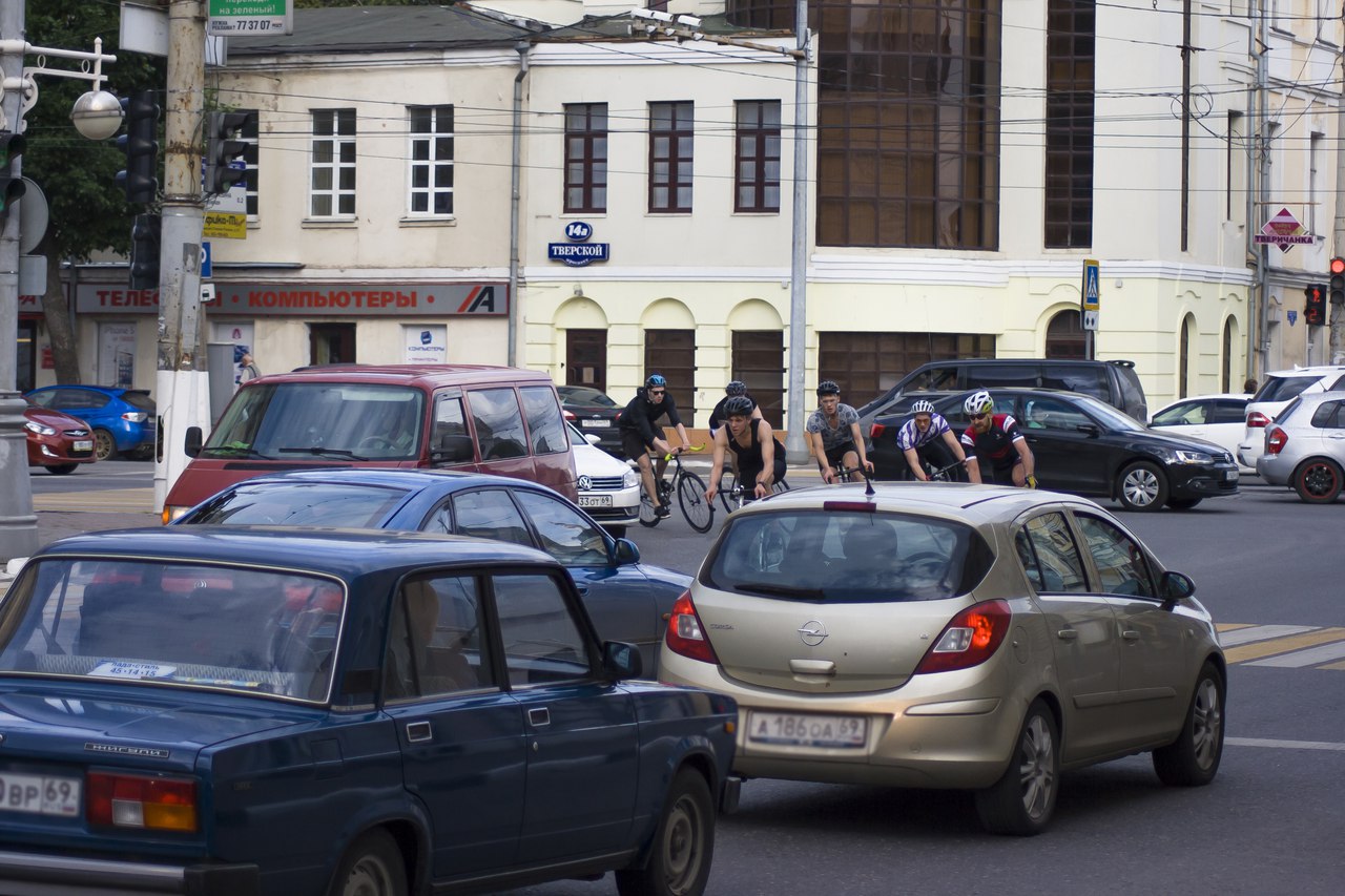 Полулегальные и опасные: как тверские фанаты FixedGear рискуют жизнью на велосипедах