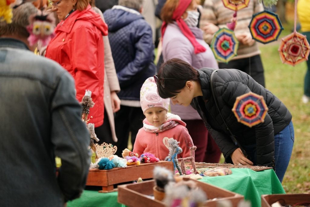 Фото хоровода и золотой осени: Покров отпраздновали в Парке Победы Твери