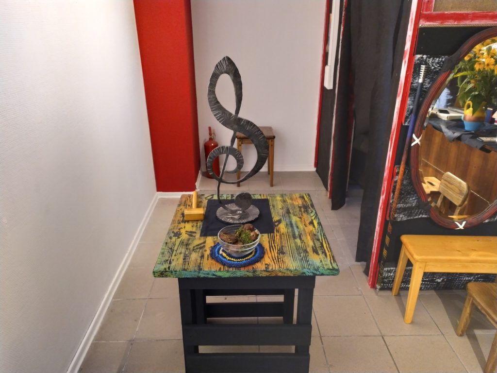 На открытии абстрактной выставки в Твери поэтесса читала стихи под гитару